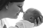 Mutter mit Baby - Nase an Nase 